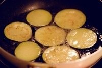 秋茄子,茄子沥干水份，锅子放入足量油炸的油，加热至170度左右，下锅油炸至茄子熟透（筷子戳着感觉软软的就差不多了）。炸完茄子之后也同样把青椒和胡萝卜过油一下。