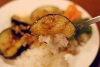 秋茄子,把<a style='color:red;display:inline-block;' href='/shicai/ 692'>酱油</a>、<a style='color:red;display:inline-block;' href='/shicai/ 13417'>酒</a>、味啉、<a style='color:red;display:inline-block;' href='/shicai/ 10588'>糖</a>放一起调成酱汁，把茄子、青椒和胡萝卜都分别放入里面沾酱汁，取出后装盘，将剩余酱汁再淋上去，撒上<a style='color:red;display:inline-block;' href='/shicai/ 678'>白芝麻</a>和<a style='color:red;display:inline-block;' href='/shicai/ 62409'>柴鱼片</a>就完成了。