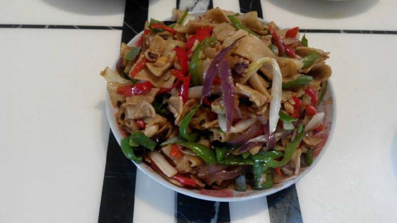 素炒豆丝,将所有食材洗干净，<a style='color:red;display:inline-block;' href='/shicai/ 10064'>豆丝</a>切宽窄均匀丝，红椒，<a style='color:red;display:inline-block;' href='/shicai/ 61'>青椒</a>，<a style='color:red;display:inline-block;' href='/shicai/ 29'>洋<a style='color:red;display:inline-block;' href='/shicai/ 3250'>葱</a></a>，<a style='color:red;display:inline-block;' href='/shicai/ 140'>娃娃菜</a>切丝！