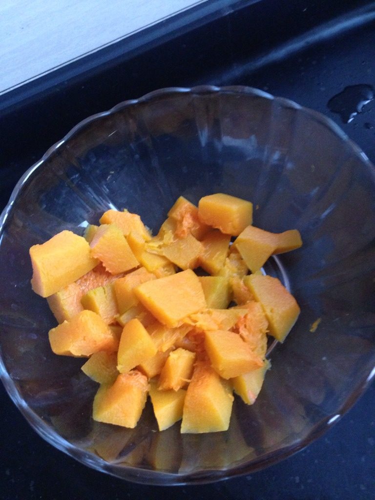 南瓜奶油浓汤,切丁儿，上锅蒸熟，制成糊状备用