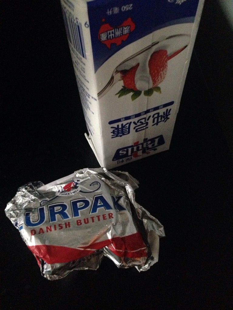 南瓜奶油浓汤,起锅，少许黄油化开，放入南瓜泥（炒出香味后）加热水，大火不断搅拌，放少许盐、<a style='color:red;display:inline-block;' href='/shicai/ 756'>鸡精</a>、鲜奶油（根据个人口味）