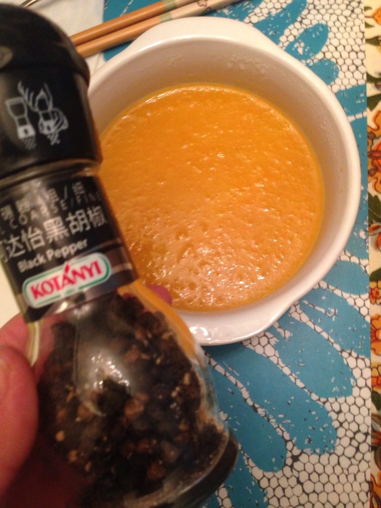 南瓜奶油浓汤,食用时，个人偏爱黑胡椒，中和味道
