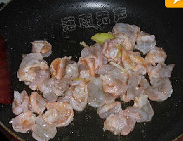 梨味虾球,起油锅放入姜葱爆香后放入虾仁炒半分钟