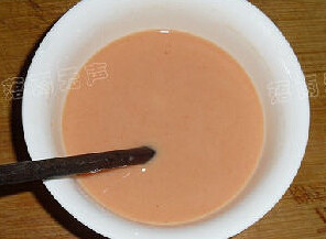 梨味虾球,用一勺<a style='color:red;display:inline-block;' href='/shicai/ 7617'>甜辣酱</a>、三勺<a style='color:red;display:inline-block;' href='/shicai/ 753'>番茄沙司</a>、<a style='color:red;display:inline-block;' href='/shicai/ 756'>鸡精</a>少量加水泻粉调成浆水备用