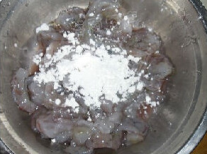 梨味虾球,再加入生粉上浆腌制十分钟左右