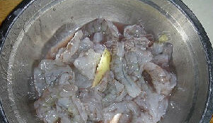 梨味虾球,虾仁去掉肠泥，加盐、生姜、<a style='color:red;display:inline-block;' href='/shicai/ 900'>白酒</a>抓捏几下入味