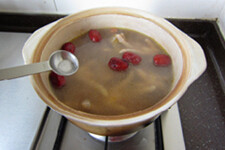 黄芪大枣煲凤爪,加入盐,白<a style='color:red;display:inline-block;' href='/shicai/ 10588'>糖</a>,再次煮开即可