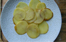 香煎龙利佐柠檬奶油酱汁,土豆去皮,切薄片,平底锅放入<a style='color:red;display:inline-block;' href='/shicai/ 846'>色拉油</a>,将土豆煎熟,摆在盘子底部