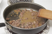 羊肉手抓饭,加入孜然 1小勺,生抽 1勺,料酒 1勺,糖 2勺,盐 1小勺,骨汤 2大勺