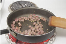 羊肉手抓饭,热锅先将姜末炒香,加入羊肉,大火翻炒变色