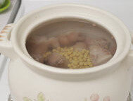 胡椒黄豆炖猪蹄,猪蹄飞水,煮沸后洗净与黄豆一同加入炖锅中