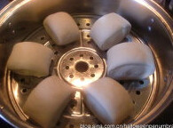 牛奶刀切馒头,用刀切出一个个面剂子，排入蒸锅中。二次醒发20分钟。