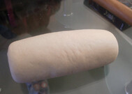 牛奶刀切馒头,揉搓面团排出气体。滚圆。擀成厚约5MM的面饼，卷起来