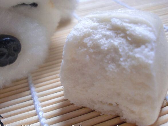 牛奶刀切馒头,冷水上锅。大火加热。水开后转中火蒸15-20分钟即可