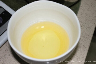 枣泥核桃糕 ,油和水盛入碗中,混合均匀