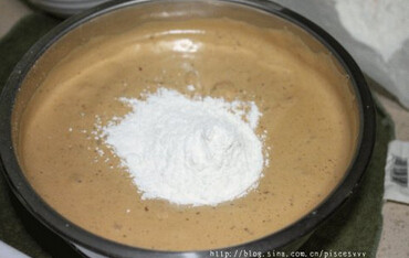 枣泥核桃糕 ,分三次加入过筛后的粉类