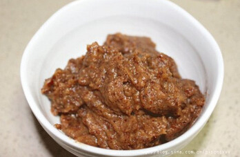 枣泥核桃糕 ,去核后,用料理机或者擀面杖的一头敲打成泥