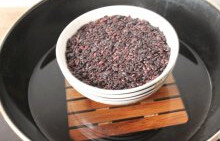 香甜八宝饭,入蒸锅,隔热水蒸一个小时左右,出炉后倒扣于盘中即可