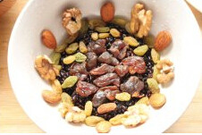 香甜八宝饭,在碗的底部排入干果,放入少许血糯米,压实,再排入干果
