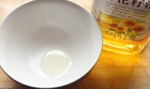 香甜八宝饭,用厨房纸擦净碗中的水份,滴入少许葵花籽油,并用刷子均与抹开