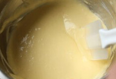 轻乳酪草莓,加入过筛后的低粉,用刮刀切拌均匀