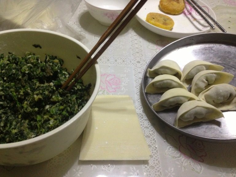 青菜猪肉馄饨,先把青菜择干净烫下