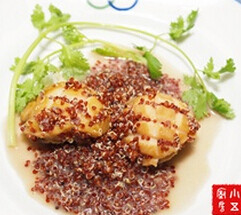 红藜麦焗鲍鱼,装盘食用,每盘盛放红藜麦及鲍鱼2个,加上芫荽装饰
