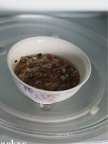 西红柿肉盏,将肉糜、鸡蛋和所有配料搅匀,加入少许捣碎的西红柿果肉和汁水拌均