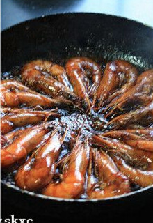 滋味油爆虾,在汤汁翻滚后转小火十分钟左右让其入味,再开大火收汁即可