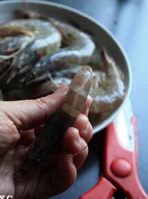 滋味油爆虾,在对虾背部剪一刀,取出沙线
