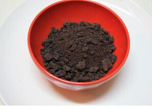 奥利奥蜜桃小甜心,奥利奥饼干去夹心,装在食品保鲜袋里擀成粉末状备用