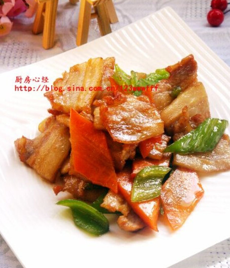 自制培根小炒肉,调入<a style='color:red;display:inline-block;' href='/shicai/ 692'>酱油</a>；盐；<a style='color:red;display:inline-block;' href='/shicai/ 756'>鸡精</a>炒匀，即可出锅