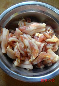 自制培根小炒肉,肉片放入容器中，加入<a style='color:red;display:inline-block;' href='/shicai/ 718'>料酒</a>；生抽腌制