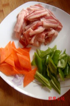 自制培根小炒肉,<a style='color:red;display:inline-block;' href='/shicai/ 428'>五花肉</a>切片，<a style='color:red;display:inline-block;' href='/shicai/ 25'>胡萝卜</a>；尖椒也切成菱形片备用