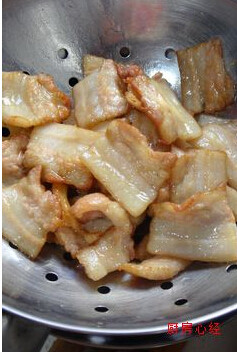 自制培根小炒肉,肉片放入油锅炸至红黄色，马上捞出。