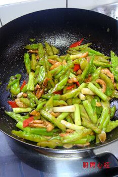 台式炒苦瓜,出锅之前淋<a style='color:red;display:inline-block;' href='/shicai/ 847'>香油</a>即可