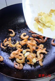 台式炒苦瓜,倒入豆鼓炒出香味，再煸香葱姜片