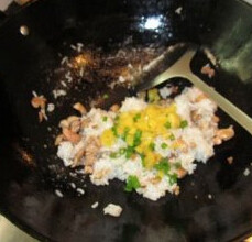 菠萝鸡肉炒饭 ,加入菠萝丁和葱花炒匀，盛出即可。