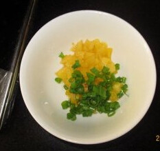 菠萝鸡肉炒饭 ,菠萝切小丁，葱切成葱花备用