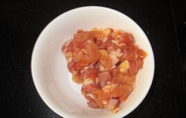 菠萝鸡肉炒饭 ,鸡腿去骨切丁，用适量<a style='color:red;display:inline-block;' href='/shicai/ 788'>生抽</a>、盐、<a style='color:red;display:inline-block;' href='/shicai/ 10588'>糖</a>、<a style='color:red;display:inline-block;' href='/shicai/ 718'>料酒</a>、生粉腌半小时
