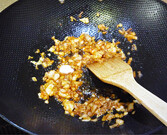 辣白菜炒意粉,加辣白菜,糖、<a style='color:red;display:inline-block;' href='/shicai/ 721'>蚝油</a>,快速翻炒均匀