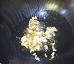 辣白菜炒意粉,油锅先放干贝丝,爆香,再加虾仁,炒变色