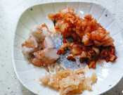 辣白菜炒意粉,辣白菜切碎,虾仁切块,干贝泡软碾丝