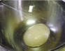 香葱土豆泥面包,意式酵头面团在抹油的盆内滚上油,盖保鲜膜,室温发酵