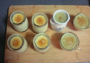 焦糖牛奶布丁,烤好的布丁取出，趁热或冷藏食用都很美味。