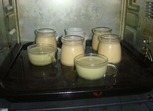 焦糖牛奶布丁,注入布丁杯，烤盘注水置于烤箱下层，预热170度，将布丁瓶放进水中，水浴40分钟