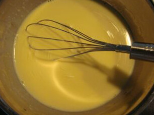 焦糖牛奶布丁,鸡蛋加淡奶油搅拌均匀，倒入温热的牛奶搅拌均匀，过筛两次