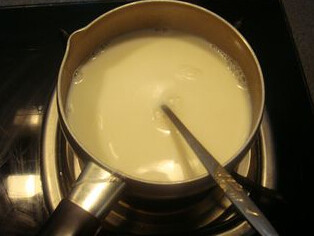 焦糖牛奶布丁,布丁液：将细砂糖55克加入牛奶中，小火边煮边搅拌至糖融化，晾至温热备用。