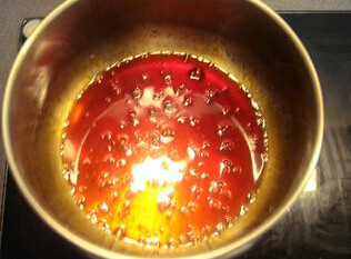 焦糖牛奶布丁,关火，迅速倒入热水70克，摇晃锅子使其混合均匀，即成焦糖酱