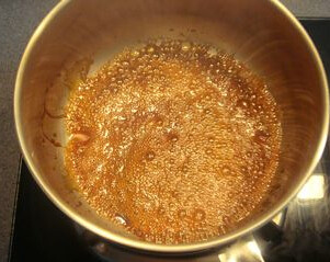 焦糖牛奶布丁,细砂糖120克+30克水小火熬至琥珀色